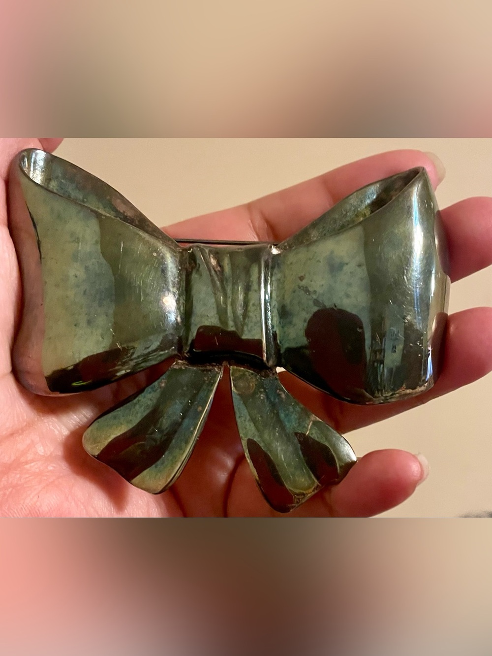 Vintage XL Green/Silver Tone Metallic Bow Brooch - Fashionable Women’s Jewelry
